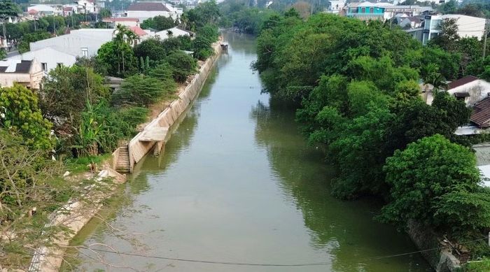 Sông Kẻ Vạn thuộc địa bàn hai phường Phú Xuân, Kim Long vừa được đầu tư nạo vét, xây kè, xử lý môi trường. Ảnh: Ngọc Văn