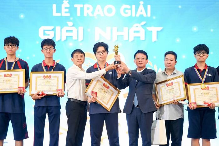 Nhà báo Phùng Công Sưởng, Tổng Biên tập Báo Tiền Phong, Trưởng Ban Tổ chức cuộc thi; ông Phan Văn Cường, Giám đốc Công ty TNHH Thanh Chương, nhà tài trợ Vàng trao giải cho các đội đạt giải.