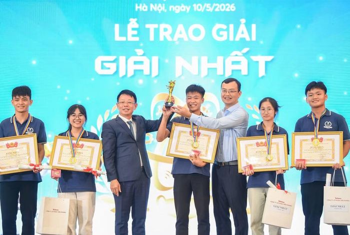 Nhà báo Phùng Công Sưởng, Tổng biên tập Báo Tiền Phong, Trưởng Ban tổ chức cuộc thi và Nhà báo Nguyễn Ngọc Tiến, Phó Tổng biên tập Báo Tiền Phong trao giải cho các đội thi