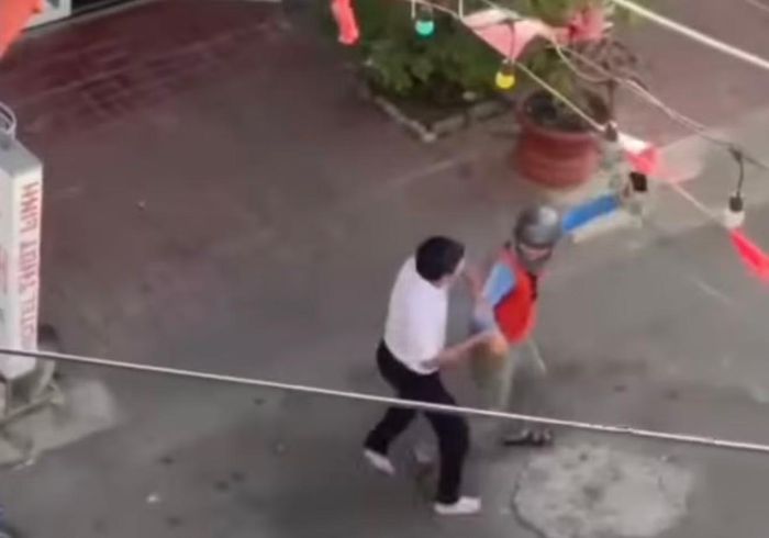 Người đàn ông rượt đuổi nam shipper để hành hung