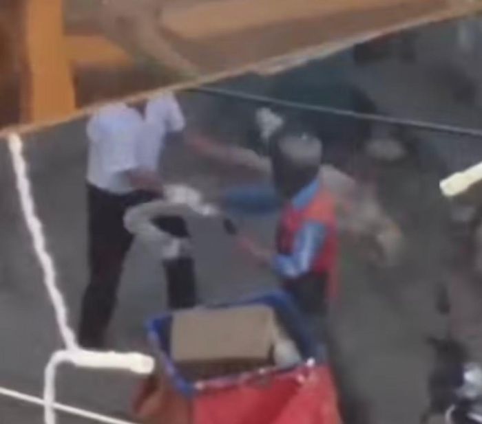 Hình ảnh người đàn ông dùng con chó làm vật để đánh shipper. Ảnh cắt từ clip