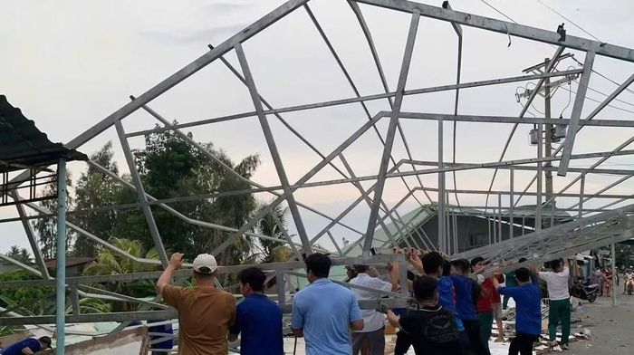 Người dân khắc phục thiệt hại