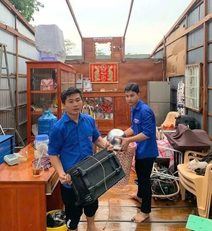 Đoàn viên thanh niên hỗ trợ người dân dọn dẹp nhà cửa.