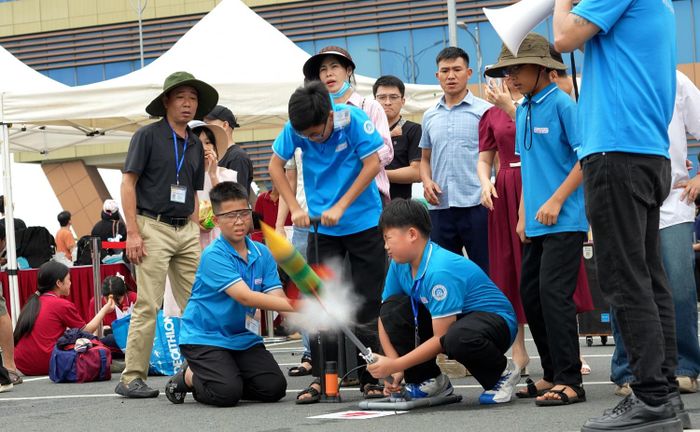 Phần thi Tên lửa nước khám phá vũ trụ thu hút đông đảo sự tham gia của các đội tuyển.