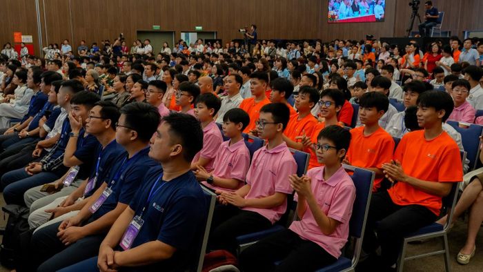Giải Vô địch Quốc gia STEM, AI và Robotics có 1.288 thí sinh thuộc 335 đội thi đại diện cho nhiều địa phương trên toàn quốc, nổi bật với sự góp mặt của đông đảo học sinh đến từ 37 trường học tham gia chương trình STEM Innovation Petrovietnam. Theo ban tổ chức, có tới 90 đội tuyển từ các trường thuộc hệ thống STEM Innovation Petrovietnam giành quyền vào vòng Chung kết Quốc gia, chiếm khoảng 32% tổng số đội thi. Riêng ở khối THPT, tỷ lệ này đạt gần 47%, cho thấy dấu ấn rõ nét của mô hình giáo dục STEM hiện đại được đầu tư bài bản.