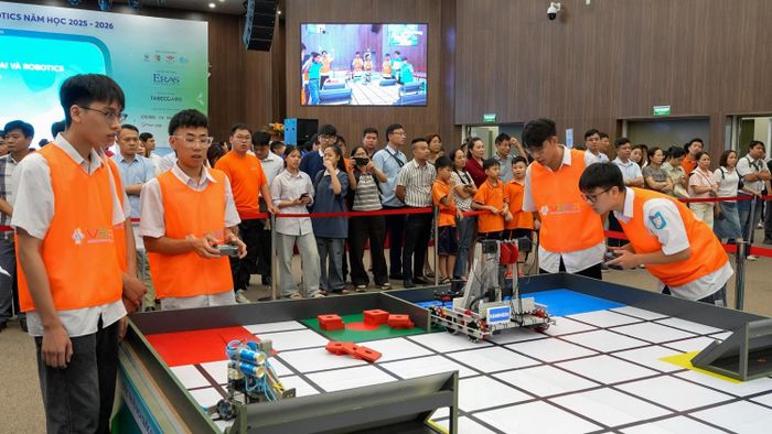 Các em học sinh THPT Chuyên Hà Giang (Tuyên Quang) - bên phải - tranh tài tại phần thi Robot xây dựng nhà máy điện mặt trời dành cho cấp THPT.
