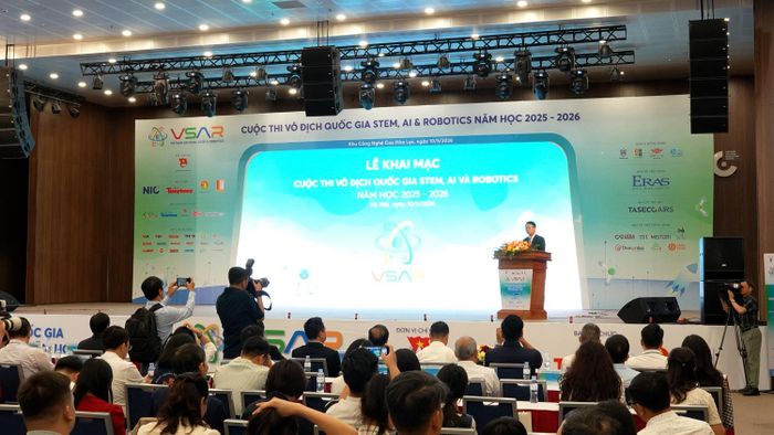 Phát biểu khai mạc, nhà báo Phùng Công Sưởng, Tổng Biên tập Báo Tiền Phong, cho biết chủ đề của VSAR năm nay là “Năng lượng cho tương lai”, không chỉ hướng đến các mô hình năng lượng xanh hay công nghệ bền vững, mà còn mang ý nghĩa sâu xa hơn về việc đánh thức nguồn năng lượng của tri thức, khát vọng sáng tạo...