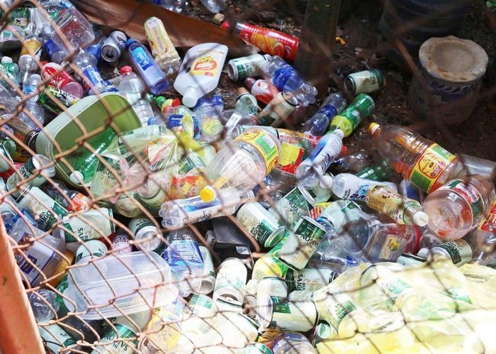 Những vật dụng tưởng chừng vô hại này lại trở thành nơi trú ngụ và sản xuất muỗi và bọ gậy ngay trong lòng khu dân cư.