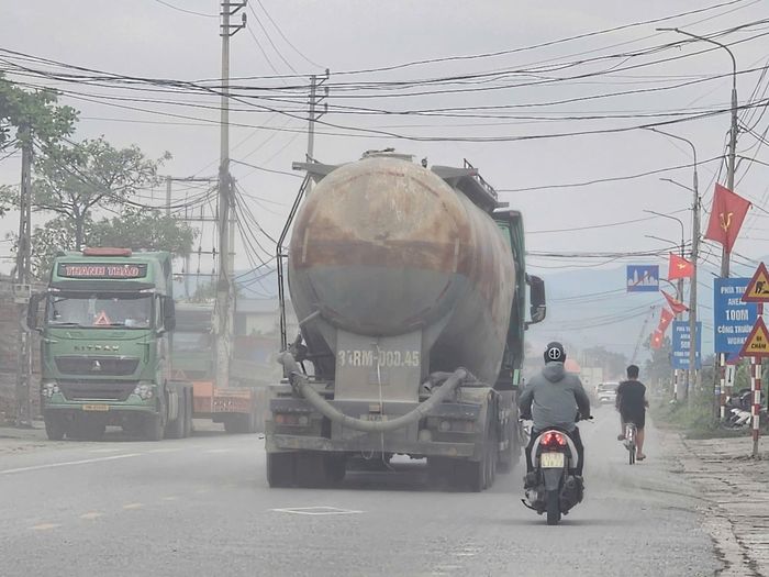 Trên tuyến Quốc lộ 10 đoạn qua phường Yên Tử (phường Phương Nam cũ) lưu lượng phương tiện tải trọng lớn ra vào thường xuyên khiến tình trạng bụi phát sinh, phần nào tác động đến môi trường khu vực.