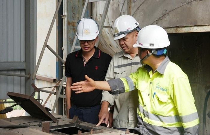 Đoàn công tác kiểm tra vị trí cấp rác công nghiệp vào lò đốt.
