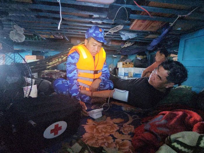 Quân y Tàu 314 thăm khám sức khỏe cho ngư dân trên tàu cá bị nạn.