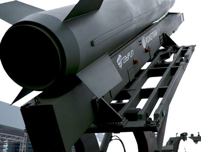 Tên lửa Tayfun Block-4 bên cạnh bệ phóng. Nguồn ảnh: @SavunmaSanayiST trên X/militarnyi.com