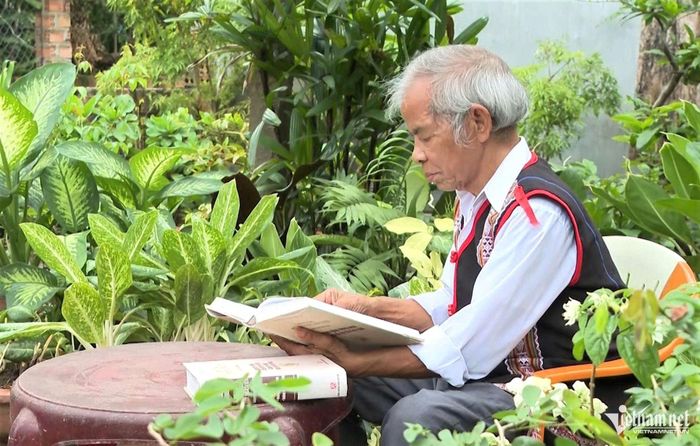 Già A Jar vẫn luôn dành thời gian để xem lại những cuốn sử thi đã dịch trong hơn 20 năm qua. Ảnh: Ngọc Chí