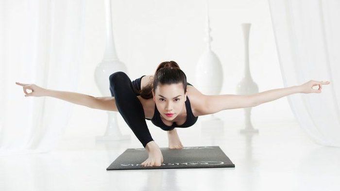 Gắn bó với yoga hơn 15 năm, Hồ Ngọc Hà xem đây là một phần không thể thiếu trong cuộc sống. Cô thường bắt đầu ngày mới bằng các bài tập kéo dài từ 1 đến 1 tiếng rưỡi, kết hợp giữa yoga, giãn cơ và thiền.
