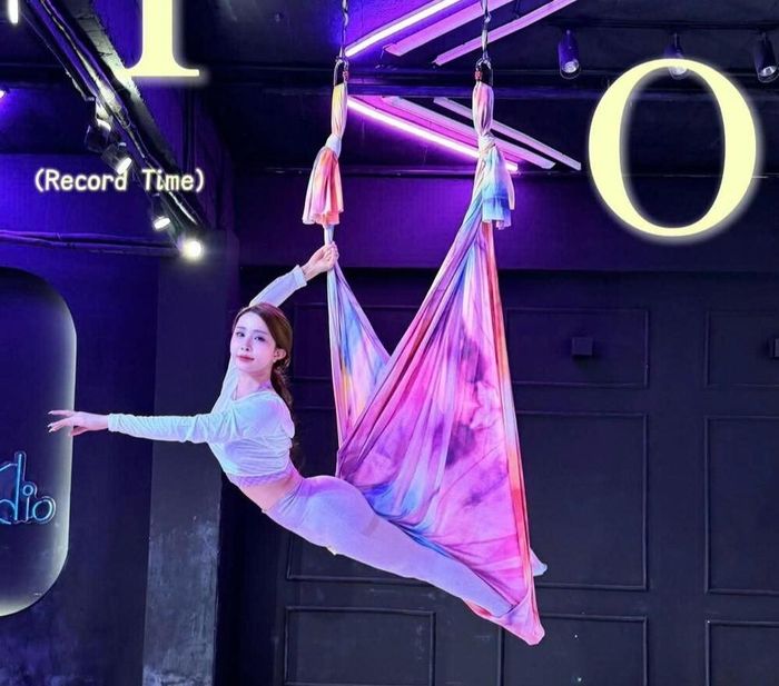 Diễn viên Quỳnh Nga lựa chọn yoga bay (aerial yoga) để rèn luyện cơ thể. Bộ môn này kết hợp giữa yoga truyền thống và các động tác trên dây lụa, đòi hỏi người tập phải có sức mạnh vùng core, sự tập trung và khả năng giữ thăng bằng tốt.