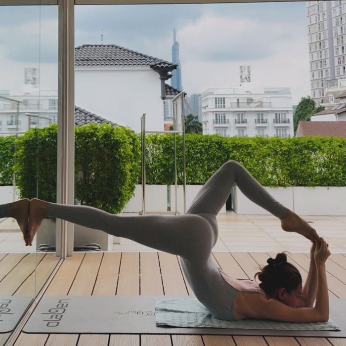 Nhờ quá trình luyện tập bền bỉ, Hồ Ngọc Hà có thể thực hiện thành thạo nhiều tư thế khó như trồng chuối, uốn lưng, giữ thăng bằng trên tay hay chống đầu. Với cô, yoga không chỉ giúp cơ thể khỏe đẹp mà còn mang lại sự bình an nội tâm.