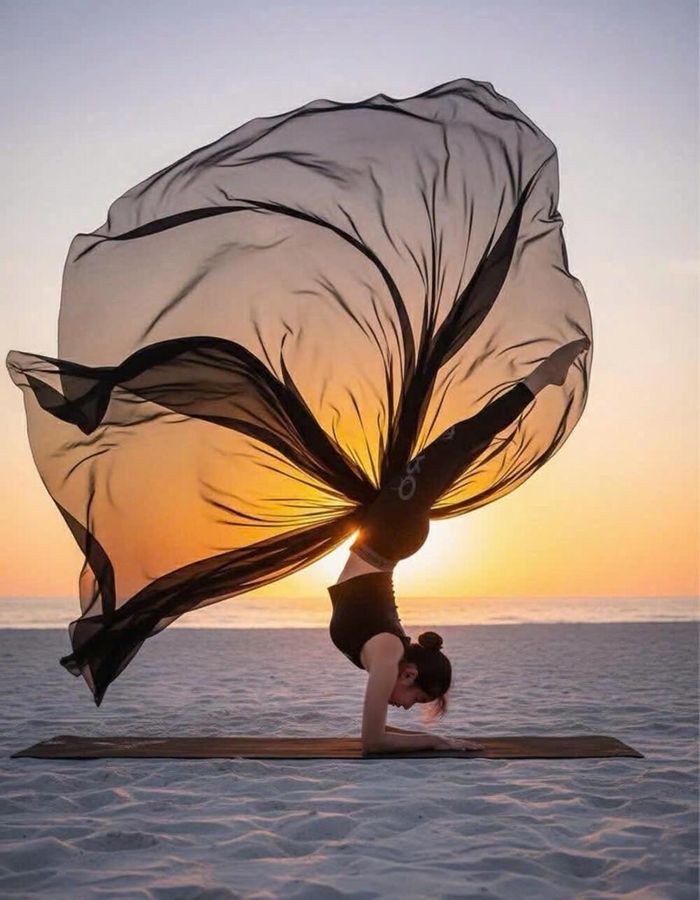 Đinh Thành Lê đưa yoga lên một tầm cao mới, nơi mỗi động tác không chỉ chuẩn xác mà còn giàu tính thẩm mỹ. Những tư thế khó được nữ ca sĩ thực hiện nhẹ nhàng như một màn trình diễn nghệ thuật.