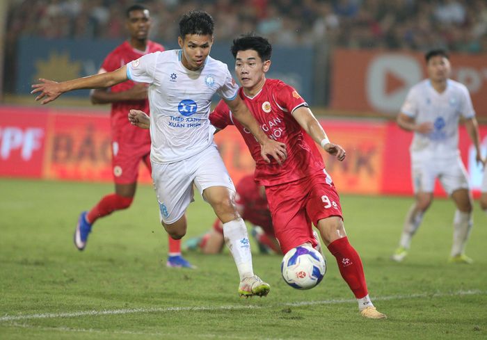 Bị Thép Xanh Nam Định dẫn ngược 2-1, Đình Bắc cùng các đồng đội càng chơi quyết tâm.