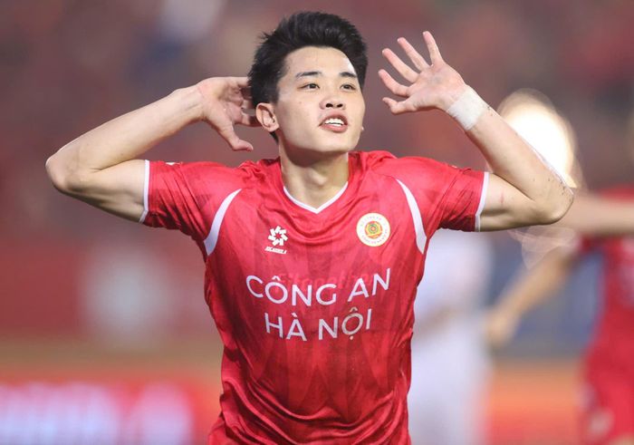 Trong khi đó Đình Bắc tỏa sáng trên sân với cú đúp, góp công lớn giúp CAHN thắng chung cuộc 3-2. Chân sút sinh năm 2004 ghi 10 bàn sau 6 trận liên tiếp tại V-League. Anh đang có cơ hội giành Vua phá lưới ở mùa giải năm nay.
