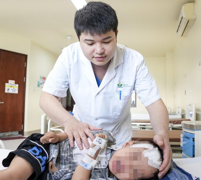 Một bệnh nhi bị chó cắn đang được bác sĩ điều trị tại Bệnh viện Nhi Trung ương.
