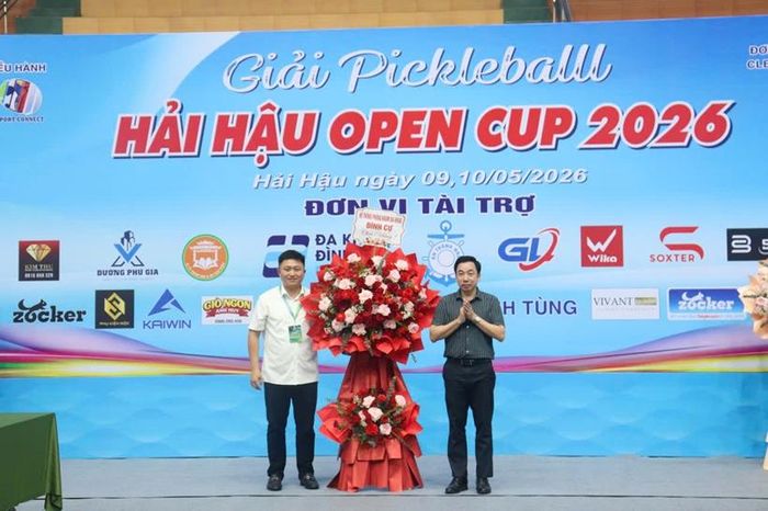  Đại diện Doanh nghiệp, đơn vị tặng hoa chúc mừng .