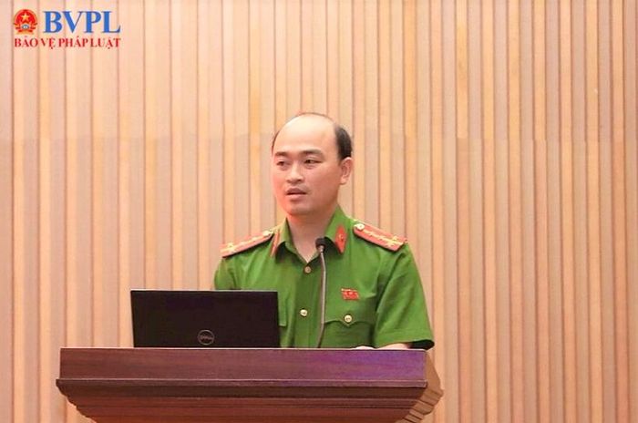  Đồng chí Đại úy Vương Văn Khôi, Giảng viên Trường Đại học Phòng cháy, chữa cháy, Bộ Công an truyền đạt các nội dung về phòng cháy, chữa cháy.