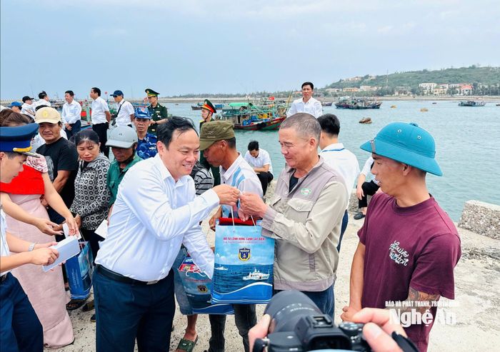 Đoàn công tác tặng quà cho người dân. Ảnh: N.K.C