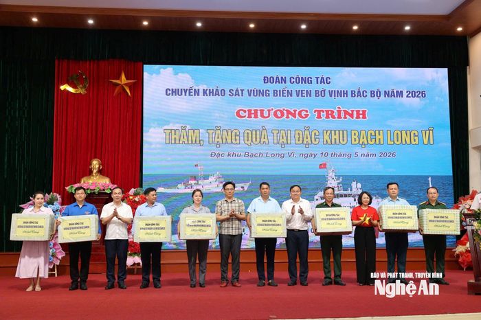 Đoàn công tác thăm, tặng quà tại đặc khu Bạch Long Vĩ. Ảnh: N.K.C