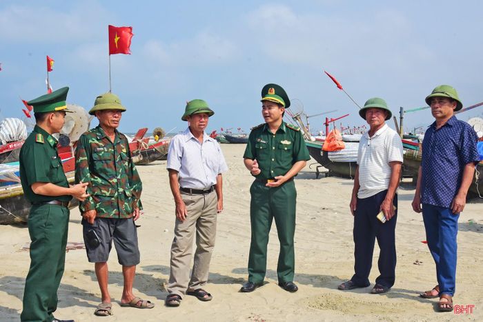 Cán bộ Đồn Biên phòng Lạch Kèn nắm bắt tình hình và tuyên truyền việc thực hiện Nghị định 41.