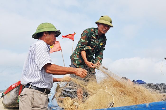Ông Trần Trọng Kỉnh ở thôn Lâm Hải Hoa (xã Cổ Đạm) chuẩn bị ngư cụ để ra khơi.