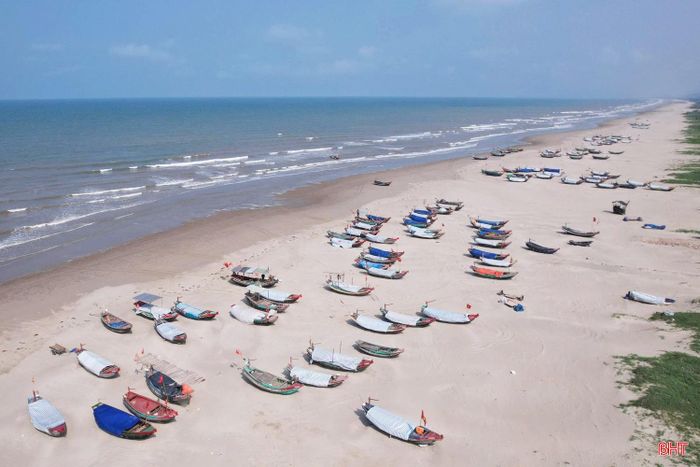 Hàng trăm tàu thuyền có chiều dài trên 6m của bà con ngư dân xã Cổ Đạm về neo đậu ven biển gần nhà.