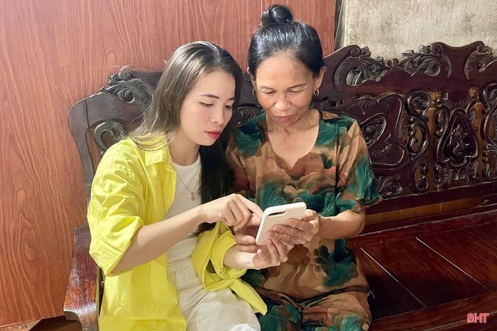 Nhiều bạn trẻ chọn cách kiên nhẫn hướng dẫn mẹ sử dụng thiết bị công nghệ và hiện diện, kết nối trong thế giới mạng của mẹ.