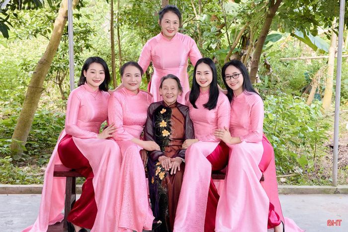 Bà Nguyễn Thị Bảy hạnh phúc bên các con.