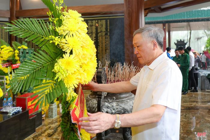 Nguyên Ủy viên Bộ Chính trị, nguyên Phó Thủ tướng Thường trực Chính phủ Nguyễn Hòa Bình dâng hoa tại Nhà bia tưởng niệm liệt sĩ TNXP toàn quốc.