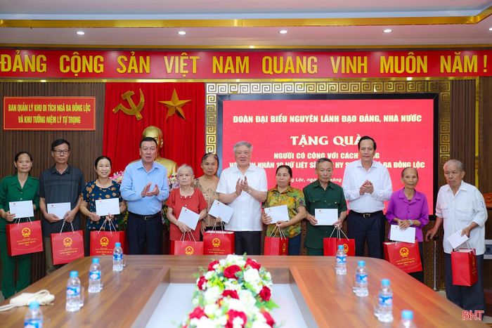 Đoàn công tác trao tặng các phần quà tới thân nhân 10 nữ liệt sĩ TNXP hy sinh tại Ngã ba Đồng Lộc.