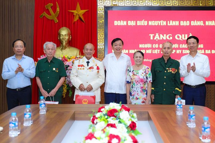 Đoàn trao tặng các phần quà tới người có công với cách mạng.