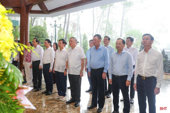 Đoàn công tác dâng hương tại Khu di tích Ngã ba Đồng Lộc.