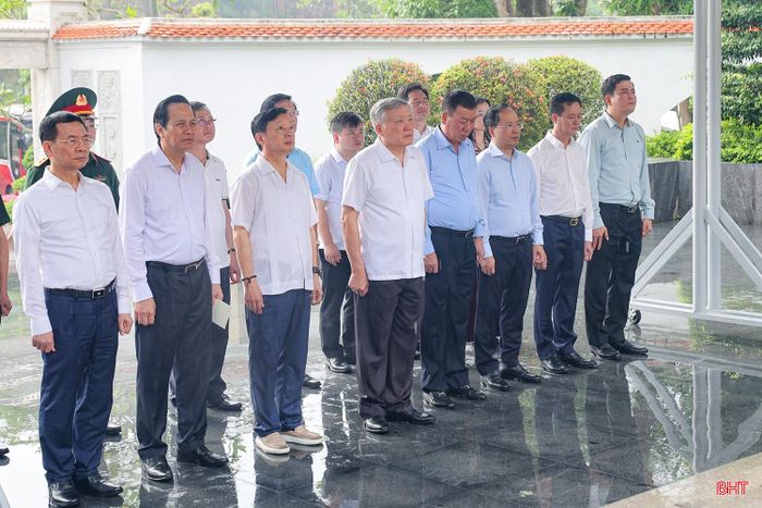 Đoàn dâng hương, dâng hoa tại khu mộ 10 nữ anh hùng liệt sĩ TNXP hy sinh tại Ngã ba Đồng Lộc.