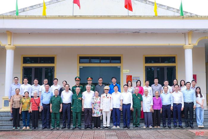 Các đồng chí nguyên lãnh đạo Đảng, Nhà nước chụp ảnh lưu niệm tại Ngã ba Đồng Lộc.