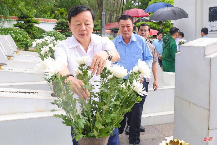 Nguyên Phó Thủ tướng Chính phủ Trần Hồng Hà dâng hoa tại khu mộ 10 nữ anh hùng liệt sĩ TNXP