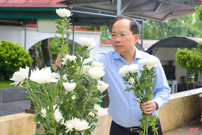 Bí thư Tỉnh ủy Nguyễn Duy Lâm dâng hoa tại khu mộ 10 liệt nữ.