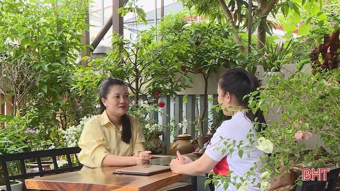 Phóng viên trao đổi với nhân vật về thói quen lạm dụng dịch vụ giao hàng.