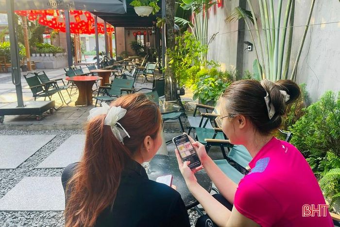Các bạn trẻ đặt hàng qua điện thoại, chỉ vài thao tác là có thể nhận đồ giao tận nơi.