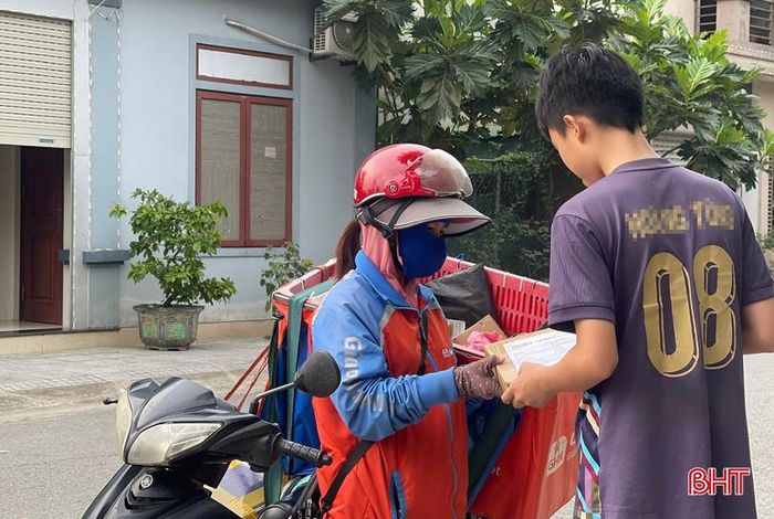 Shipper trở thành hình ảnh quen thuộc trong cuộc sống hằng ngày.