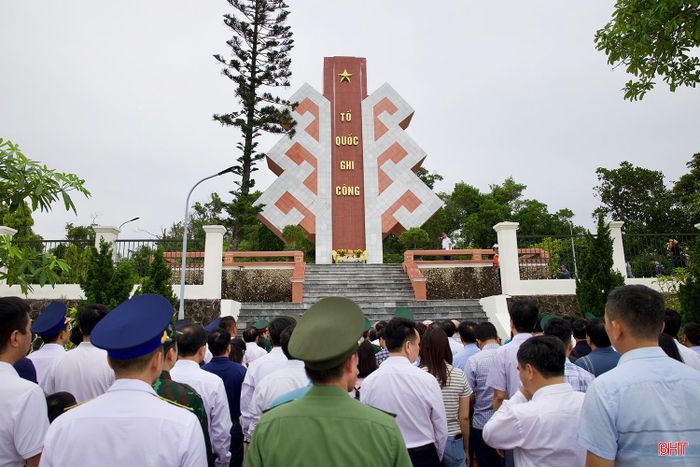 Tiếp đó, đoàn đã tới dâng hoa, dâng hương tại Nghĩa trang liệt sĩ đặc khu Cô Tô.
