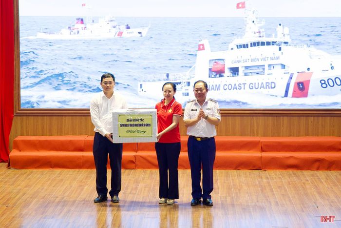 Thiếu tướng Trần Văn Hậu - Chính ủy Bộ Tư lệnh Vùng Cảnh sát biển 1 tặng quà cho Đảng bộ, chính quyền và Nhân dân đặc khu Cô Tô.