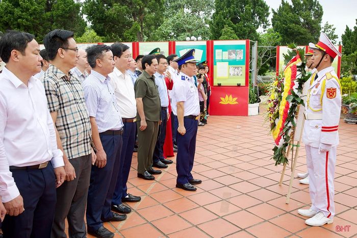 Thiếu tướng Trần Văn Hậu - Chính ủy Bộ Tư lệnh Vùng Cảnh sát biển 1 và các thành viên trong đoàn công tác dâng hoa, dâng hương Chủ tịch Hồ Chí Minh.