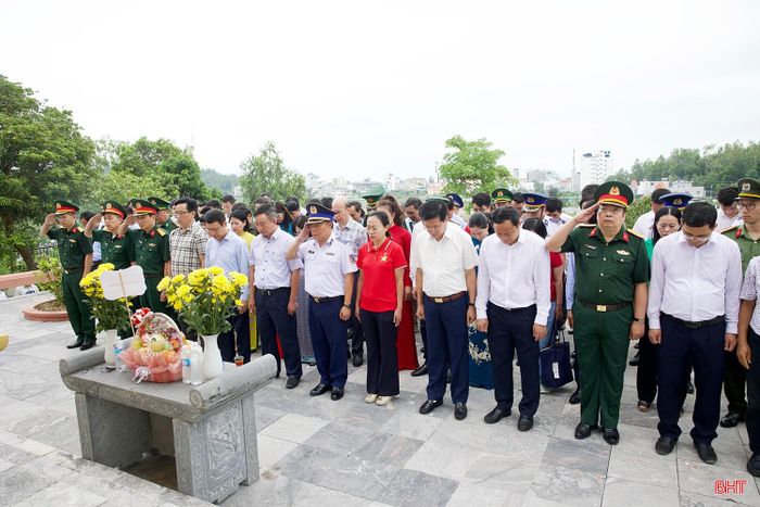 Trong không khí trang nghiêm, đoàn công tác đã dành phút mặc niệm, bày tỏ lòng thành kính và tri ân sâu sắc trước những hy sinh cao cả của các anh hùng liệt sĩ vì sự nghiệp bảo vệ chủ quyền biển, đảo thiêng liêng của Tổ quốc.