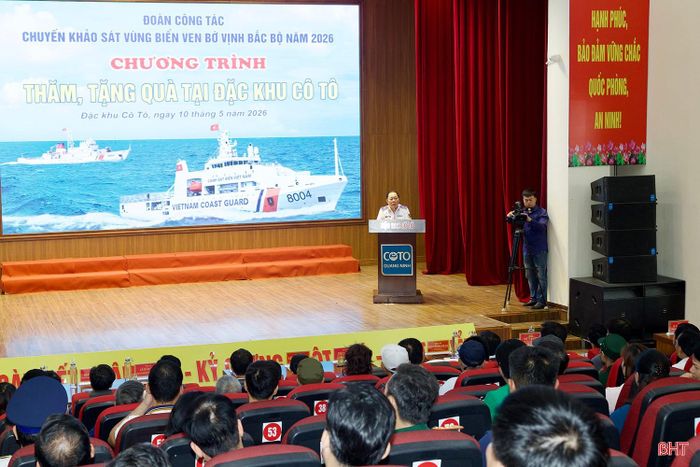 Đoàn cũng đã đến thăm cán bộ và lực lượng vũ trang làm nhiệm vụ tại đặc khu Cô Tô.