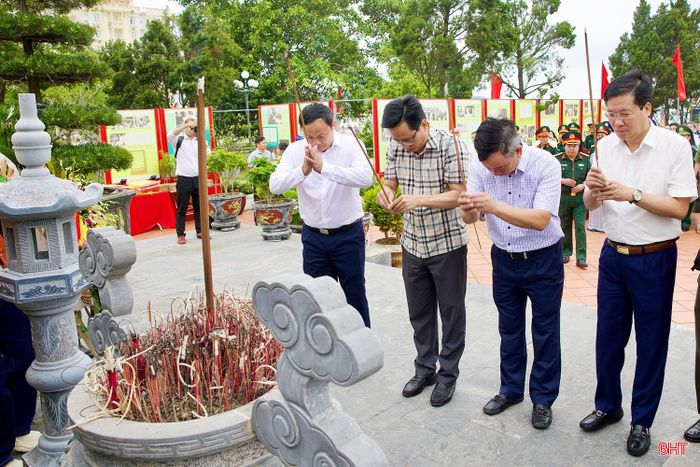Trong không khí trang nghiêm, đoàn công tác tỉnh Hà Tĩnh và các đoàn địa phương, đơn vị đã thành kính bày tỏ lòng biết ơn vô hạn trước công lao to lớn của Chủ tịch Hồ Chí Minh - Người đã hy sinh trọn đời cho sự nghiệp đấu tranh giải phóng dân tộc, thống nhất đất nước, xây dựng Tổ quốc Việt Nam độc lập, tự do và hạnh phúc.